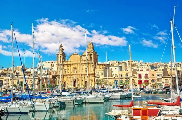 Szcenírozott Városkép Kikötővel Kilátás Nyílik Katolikus Plébániatemplomra Valletta Maláta — Stock Fotó