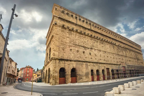 Οδός Μέρος Πρόσοψη Του Αρχαίου Ρωμαϊκού Θεάτρου Στην Ιστορική Πόλη — Φωτογραφία Αρχείου