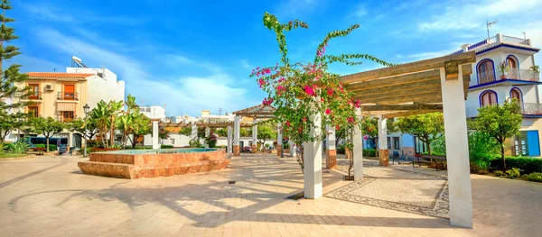 Panoramisch Stadsgezicht Met Decoratief Prieel Het Dorpsplein Nerja Malaga Andalusië — Stockfoto