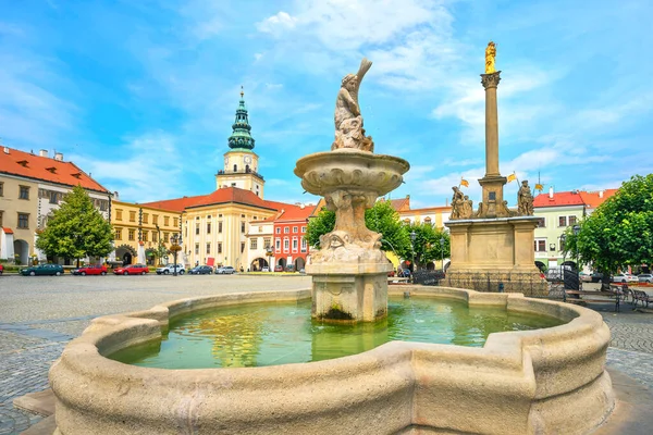 Kromerizの旧市街のメイン広場と噴水のある街の風景 チェコ共和国モラビア — ストック写真