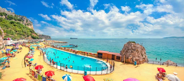 Gibraltar Europa June 2018 直布罗陀半岛地中海海滨游泳池和海滩全景 — 图库照片