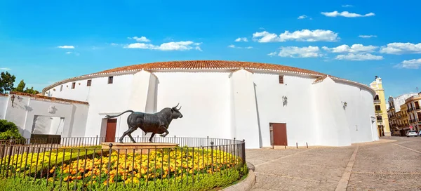 ロンダのブロンズ彫刻とプラザ トロス広場の闘牛場へのパノラマビュー スペインのアンダルシア州マラガ県 — ストック写真