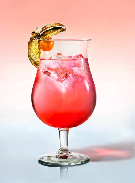 粉红底色糖粉与冰和植物浆果混合的调味鸡尾酒 — 图库照片