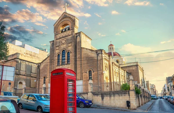 城市景观与英语红色的电话亭和天主教教区教堂的景观 马耳他瓦莱塔 — 图库照片