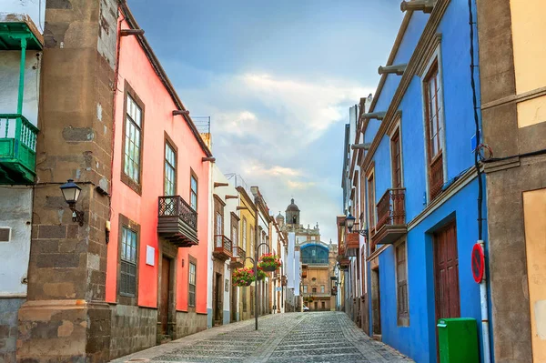 Pequeña Calle Peatonal Empedrada Con Fachadas Coloridas Casas Casco Antiguo —  Fotos de Stock