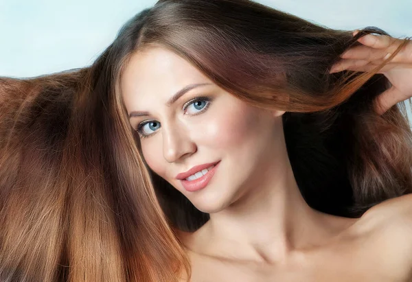 Uzun Kahverengi Saçlı Güzel Bir Genç Kadının Moda Portresi Doğal — Stok fotoğraf