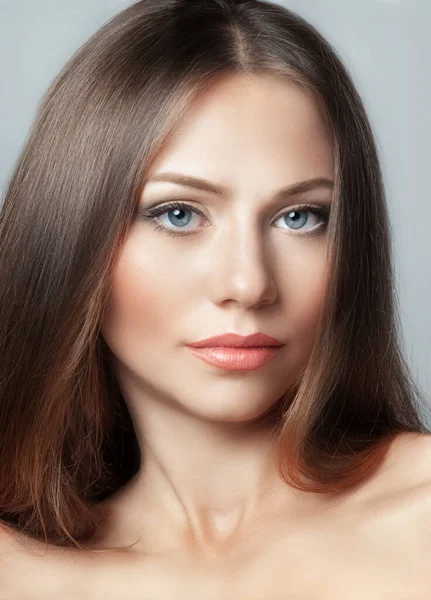 Uzun Kahverengi Saçlı Güzel Bir Genç Kadının Yakın Plan Portresi — Stok fotoğraf