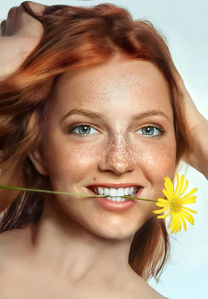 歯に黄色の花を持つ幸せな美しい若い赤毛の女性のクローズアップ顔 自然の美しさ 夏正のコンセプト — ストック写真