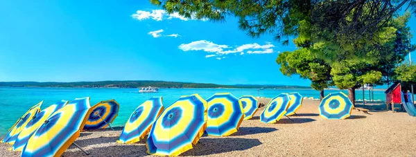 Panoramisch Landschap Met Parasols Het Strand Crikvenica Stad Kvarner Baai Rechtenvrije Stockfoto's