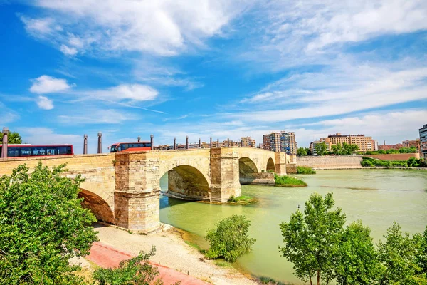 Blick Auf Die Steinbogenbrücke Über Den Fluss Ebro Zaragoza Aragon Stockbild