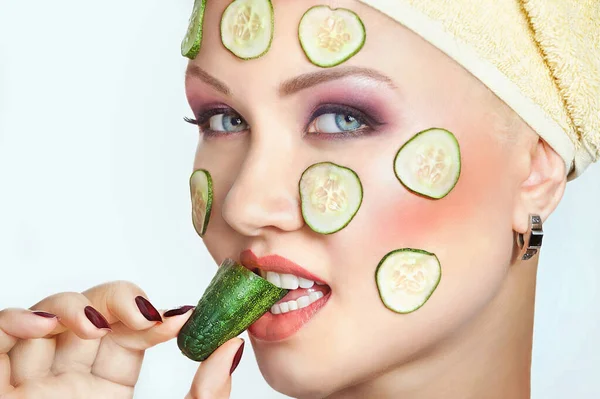Közelkép Egy Gyönyörű Fiatal Nőről Arctisztítás Uborkával Természetes Kozmetikumok Bőrápolás Stock Kép