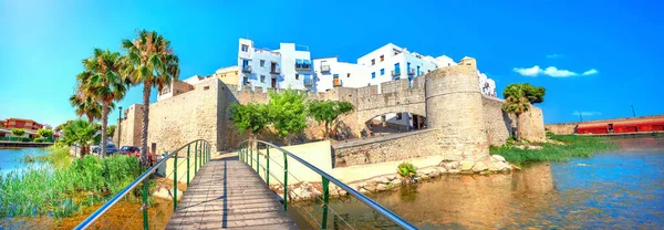 Blick Von Der Kleinen Fußgängerbrücke Auf Festungsmauern Und Gebäude Der Stockfoto