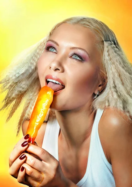 Modeporträt Einer Glücklichen Jungen Blonden Frau Die Gelbes Fruchteis Leckt lizenzfreie Stockbilder