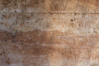 Tapınağın taş duvarında antik Yunan yazıları ve yazıtları var. Antik Yunan kültürü, alfabe ve yazı geçmişi, tarih kavramı. Yüksek kalite fotoğraf