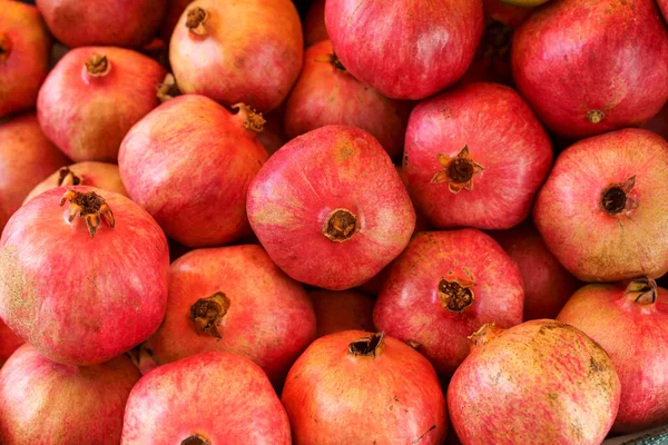 stock image Juicy ripe pomegranate fruits on the market counter for juice. Pomegranate harvest on agricultural farm, vitamins, fruits, tropics concept. High quality photo