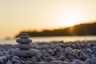 Zen taşları arka plan. Yaz akşamında deniz sahilinde taştan kule. Meditasyon, sakinlik, huzur, akıl sağlığı konsepti. Yüksek kalite fotoğraf