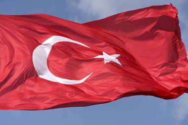 Türk bayrağı arka planı. Vatanseverlik ve cumhuriyetin bağımsızlığı bayramlarında İstanbul sokaklarında Türkiye 'nin kırmızı tekstil bayrağı görülüyor. Kültür, ulus, devlet. Yüksek kalite fotoğraf