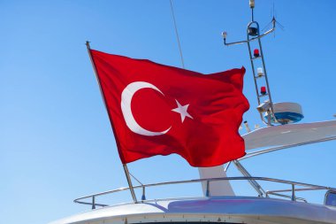 Türk bayrağı arka planı. Vatanseverlik ve cumhuriyetin bağımsızlığı bayramlarında İstanbul sokaklarında Türkiye 'nin kırmızı tekstil bayrağı görülüyor. Kültür, ulus, devlet. Yüksek kalite fotoğraf