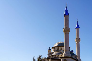 Türkiye 'deki İslam camiinin mimarisi, güneşli mavi gökyüzü arka planına karşı. Bizans tarzı Müslüman camisi. Yüksek kalite fotoğraf