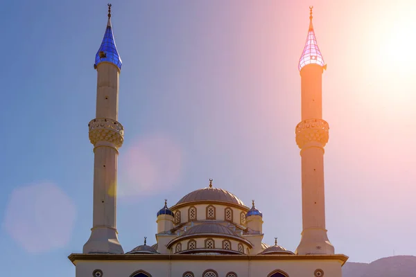 Architektura Islamskiego Meczetu Turcji Przeciwko Słonecznemu Błękitnemu Niebu Bizantyjski Muzułmański — Zdjęcie stockowe