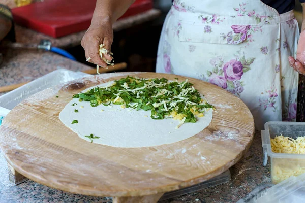 Türkische Hausfrau Kocht Gozleme Traditionelle Türkische Küche Gozleme Gefüllt Mit — Stockfoto