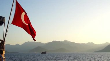 Türk bayrağı gökyüzüne karşı rüzgarda dalgalanıyor. Türk cumhuriyeti ve kültürü, bağımsızlık, seyahat kavramı. Yüksek kaliteli FullHD görüntüler