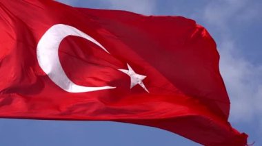 Türk bayrağı gökyüzüne karşı rüzgarda dalgalanıyor. Türk cumhuriyeti ve kültürü, bağımsızlık, seyahat kavramı. Yüksek kaliteli FullHD görüntüler