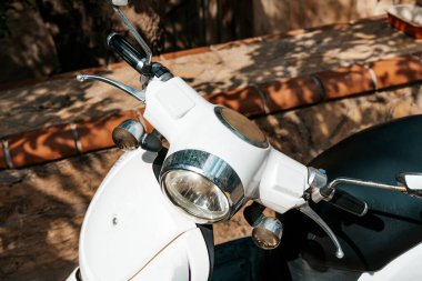 Scooter turist kasabasının caddesinde. Tatiller, tatiller ve turistler için seyahat ve kiralama için klasik scooter. Yüksek kalite fotoğraf
