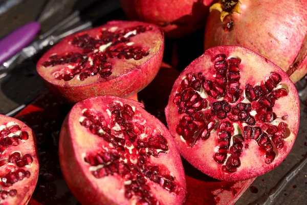 Meyve suyu için meyve tezgahında sulu olgun nar meyveleri. Tarım çiftliğinde nar hasadı, vitaminler, meyveler, tropik konsept. Yüksek kalite fotoğraf