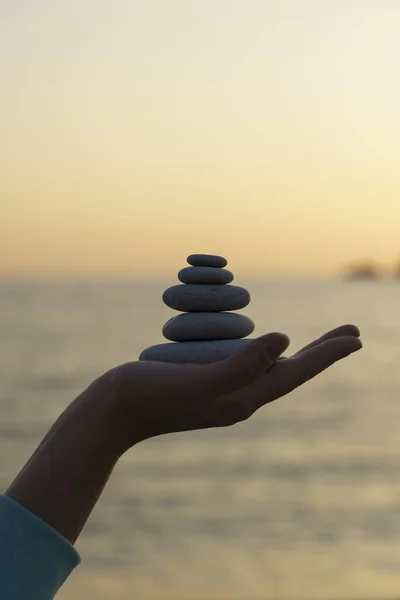 Zen石材背景 夏天的傍晚 海滩上有一座石塔 精神健康的概念 高质量的照片 — 图库照片