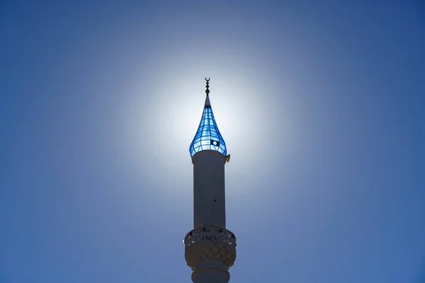 Architektura Islamskiego Meczetu Turcji Tle Słonecznego Nieba Minaret Muzułmańskiego Meczetu — Zdjęcie stockowe