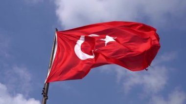 Türk bayrağı gökyüzüne karşı rüzgarda dalgalanıyor. Türk cumhuriyeti ve kültürü, bağımsızlık, seyahat kavramı. Yüksek kaliteli FullHD görüntüler