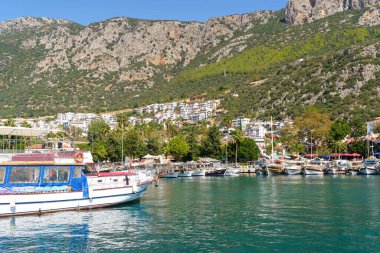 Kas, Türkiye - 14 Kasım 2022: Akdeniz kıyısındaki Türk turizm kenti Kash 'ın deniz gezisi. Yüksek kalite fotoğraf