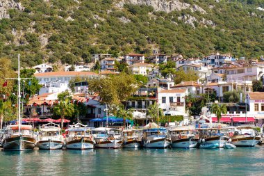 Kas, Türkiye - 14 Kasım 2022: Akdeniz kıyısındaki Türk turizm kenti Kash 'ın deniz gezisi. Yüksek kalite fotoğraf