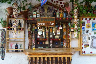 Kash, Türkiye - 14 Kasım 2022: Türkiye 'nin Akdeniz kıyısındaki Kas kentinin yürüyen caddelerindeki kafeler ve restoranlar. Yüksek kalite fotoğraf