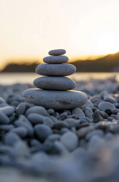 Zen石材背景 夏天的傍晚 海滩上有一座石塔 精神健康的概念 高质量的照片 — 图库照片