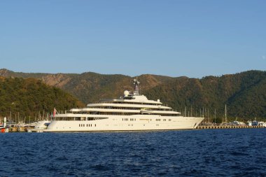 Marmaris, Türkiye - 14 Kasım 2022: Türkiye 'nin Marmaris limanında Rus oligarşi Roma Abramovich' in tutulma yatı. Yüksek kalite fotoğraf