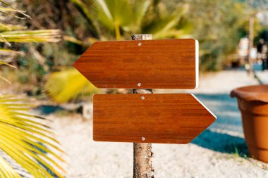 Yaz plajındaki boş tabela. Boş ahşap bilgi rehber direği yolda. Varış yeri, seçim konsepti. Yüksek kalite fotoğraf