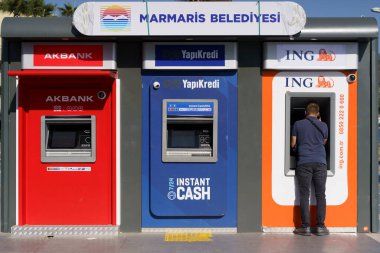 İstanbul, Türkiye - 17 Kasım 2022: İstanbul sokaklarındaki Türk bankalarının ATM 'leri. Döviz kurları, Türk lirası döviz kuru, ekonomi ve enflasyon kavramı. Yüksek kalite fotoğraf