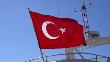 Türk bayrağı gökyüzüne karşı rüzgarda dalgalanıyor. Türk cumhuriyeti ve kültürü, bağımsızlık, seyahat kavramı. Yüksek kaliteli FullHD görüntüler