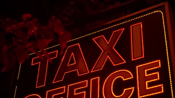 Neonflackerndes Schild Der Nacht Rote Elektrische Aufschrift Taxi Office Der — Stockvideo