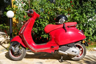 Scooter turist kasabasının caddesinde. Tatiller, tatiller ve turistler için seyahat ve kiralama için klasik scooter. Yüksek kalite fotoğraf
