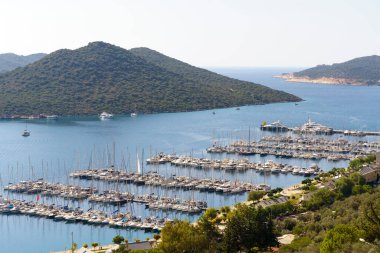 Türkiye 'nin Kas kentindeki yat limanı. Mavi denizi ve yatları olan güzel bir manzara. Türkiye ve Akdeniz 'in turistik merkezleri. Yüksek kalite fotoğraf