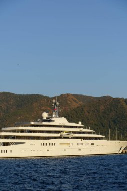 Marmaris, Türkiye - 14 Kasım 2022: Türkiye 'nin Marmaris limanında Rus oligarşi Roma Abramovich' in tutulma yatı. Yüksek kalite fotoğraf