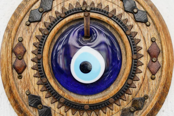 土耳其蓝眼睛 传统的土耳其国徽和护身符 为好运和保护 蓝色玻璃眼用于室内装饰 高质量的照片 — 图库照片