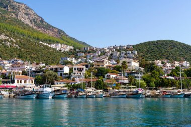 Kash, Türkiye - 29 Kasım 2022: Türkiye 'nin Kas kentinin manzarası. Türkiye ve Akdeniz 'in turistik yerleri. Seyahat, tatil, turizm. Yüksek kalite fotoğraf