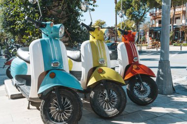 Şehir caddesinde motosiklet. Klasik retro scooterlar. Güneşli bir turist sokağında çeşitli parlak renkler. Yaşam tarzı, retro konsept. Yüksek kalite fotoğraf