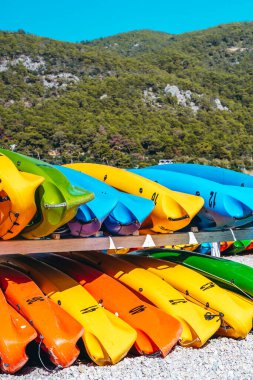 Deniz sahilinde renkli kanolar. Yaz tatilleri ve deniz üzerindeki aktiviteler. Tatil, rahatlama, spor konsepti. Yüksek kalite fotoğraf