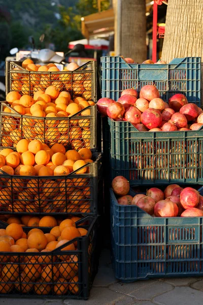 Sappige Rijpe Granaatappel Sinaasappels Markt Teller Voor Sap Granaatappel Sinaasappelen — Stockfoto