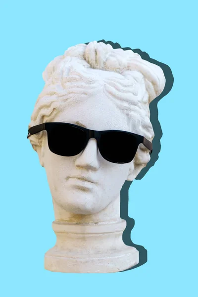 Античная Скульптура Женской Головы Модных Солнцезащитных Очках Пустом Голубом Минимальном — стоковое фото